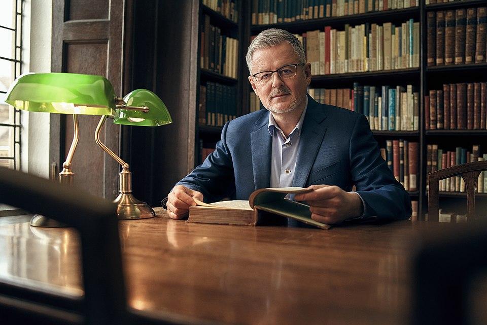 Bilde viser Christopher Clark sittende ved en pult med en bok fremfor seg.