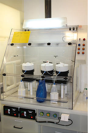 Bilde av utstyr på ren lab