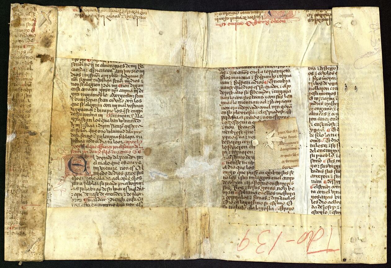 Bilde av en håndskriftside med folder rundt kanten