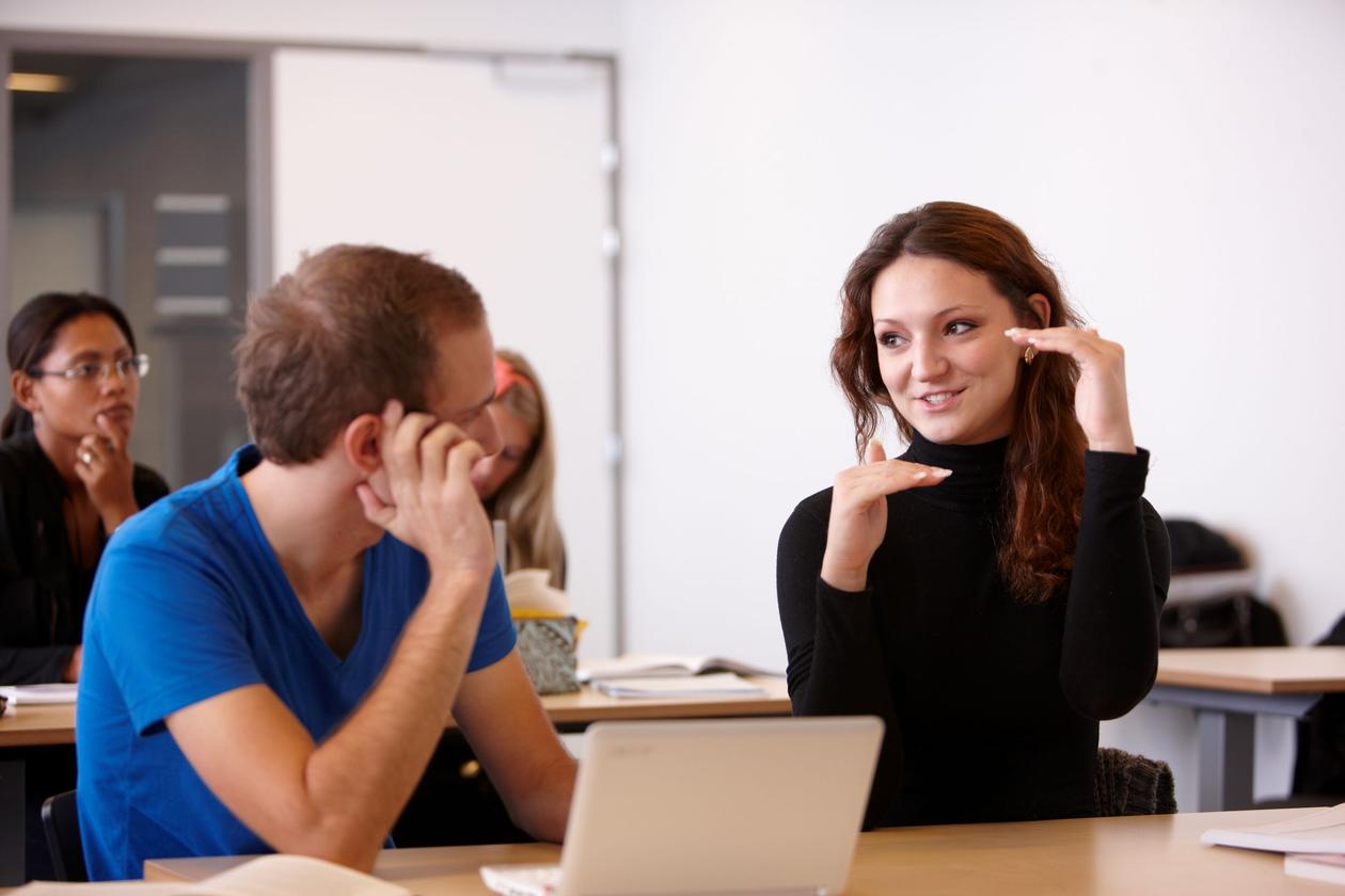 Bilde av to studenter i en studiesituasjon
