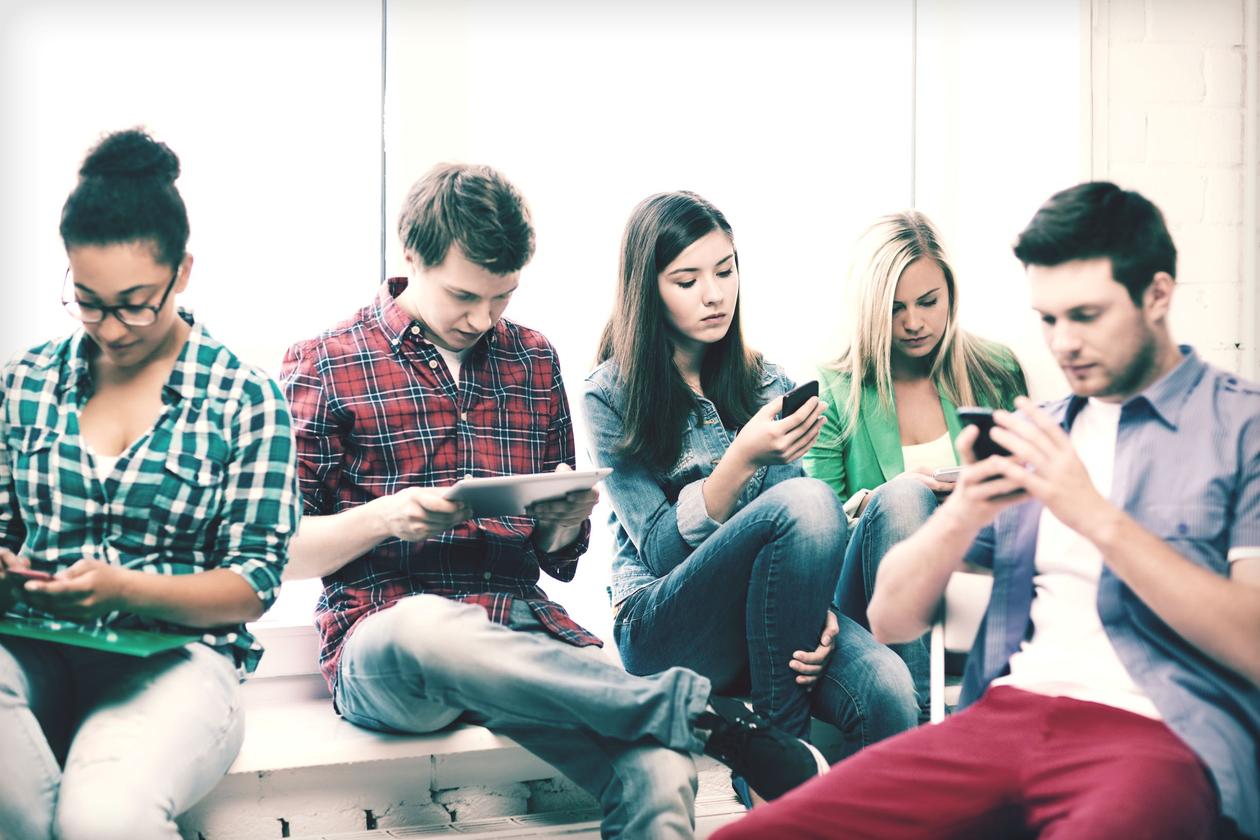 Gruppe unge mennesker med smarttelefon og nettbrett.