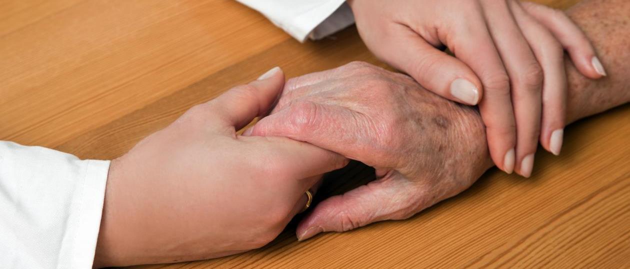 Helsepersonell + eldre person