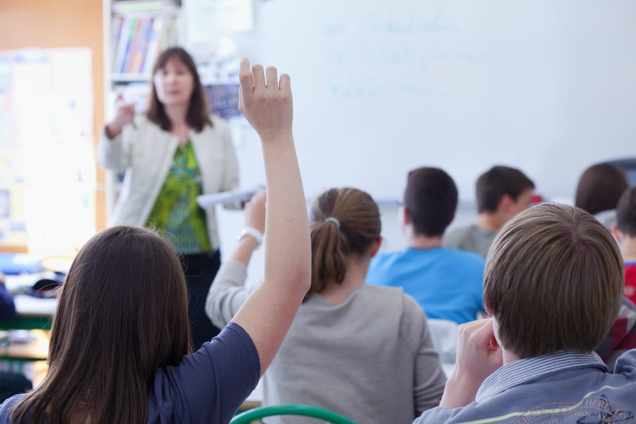 klasserom der en elev rekker opp hånda og læreren peker på eleven så hun skal svare