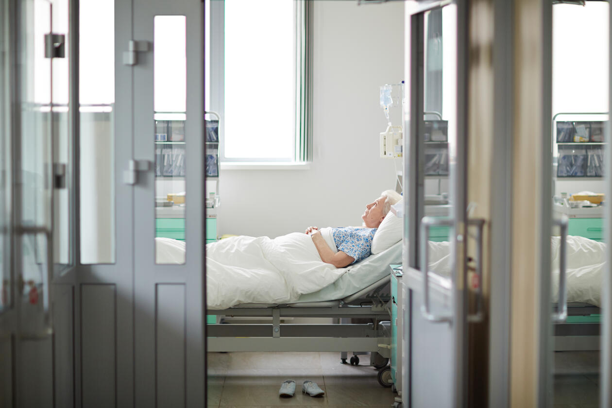 eldre kvinne ligger alene på sykehus