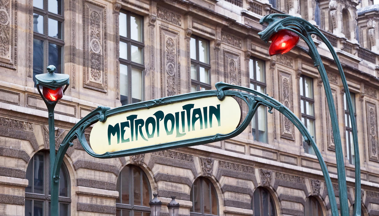 Ikonisk Art Nouveau metroskilt i Paris