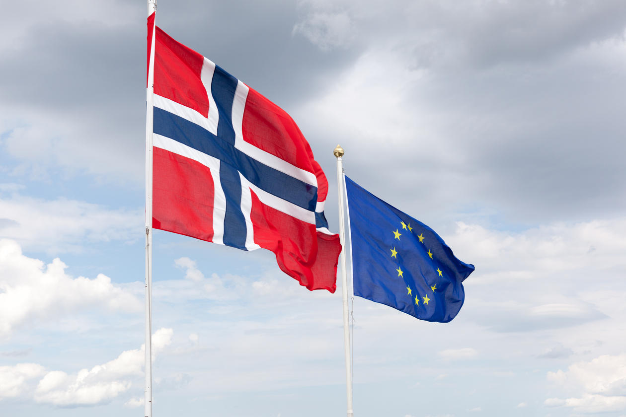 Bilde av det norske flagg og eu sitt flagg 