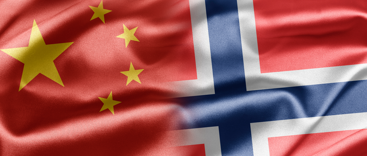 Bilde av det kinesiske og det norske flagget, sammen redigert