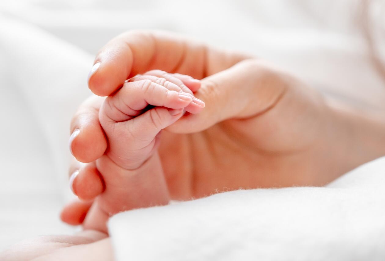 mor holder baby i hånden