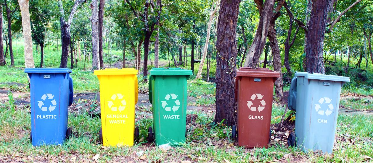 UiB legg til rette for kjeldesortering, gjenvinning og sikker handtering av avfall. Interne rutinar og prosedyrar er utarbeidd for at avfall generert ved UiB i minst mogleg grad skal påverka miljøet, samt bidra til reduserte kostnadar.