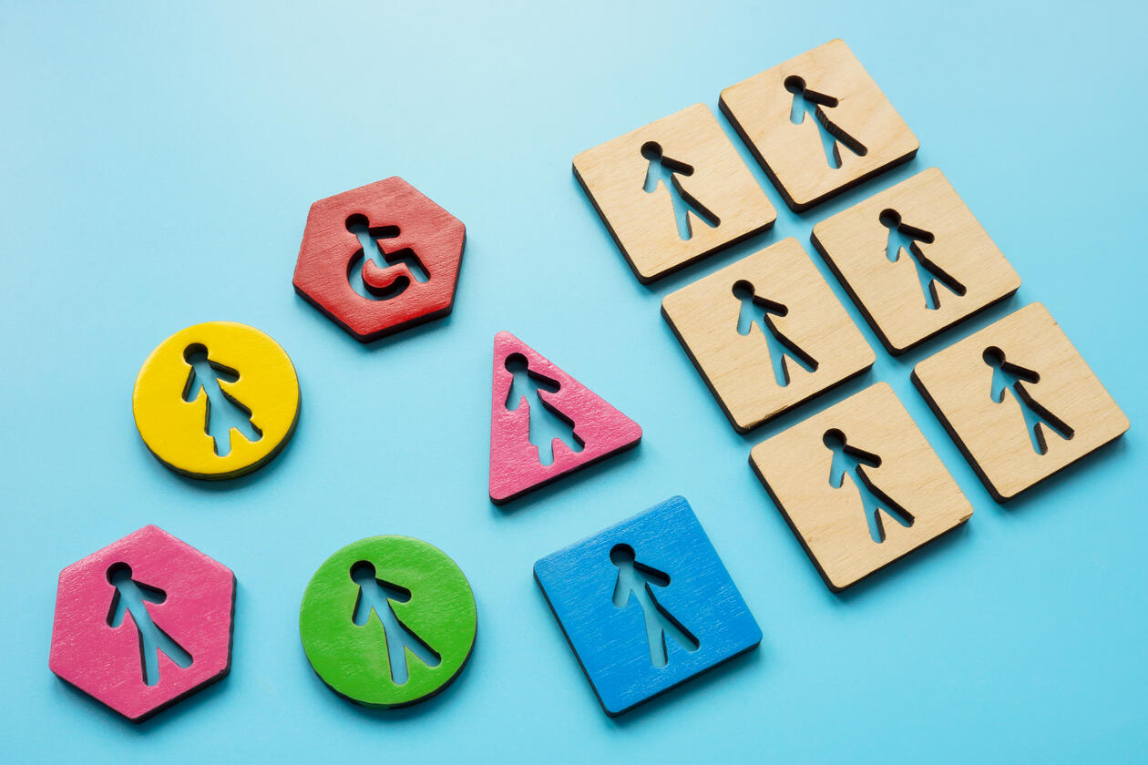 illustrasjonsbilde som viser brikker i ulike farger og former, for å representere mangfold og inkludering