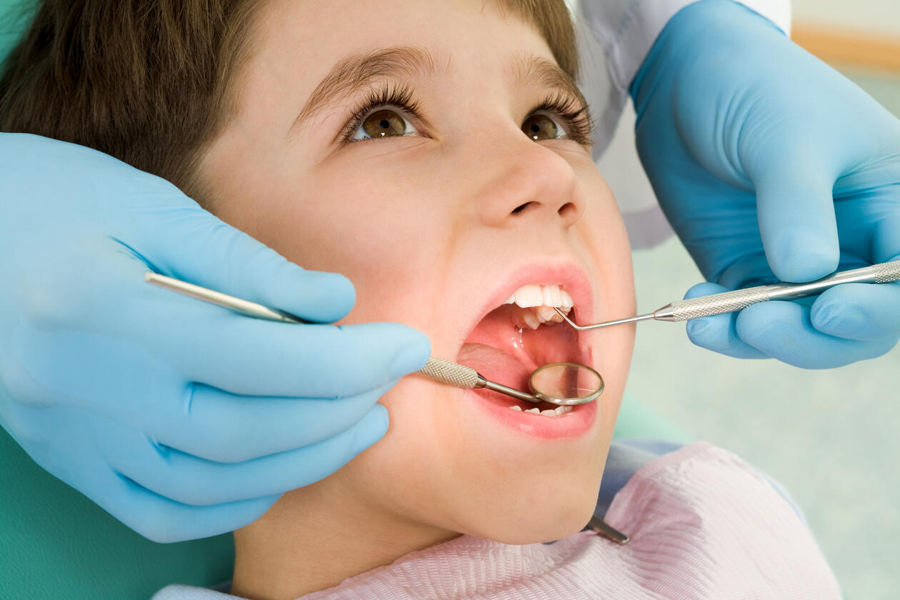 Gutt får undersøkt tennene sine hos tannlege