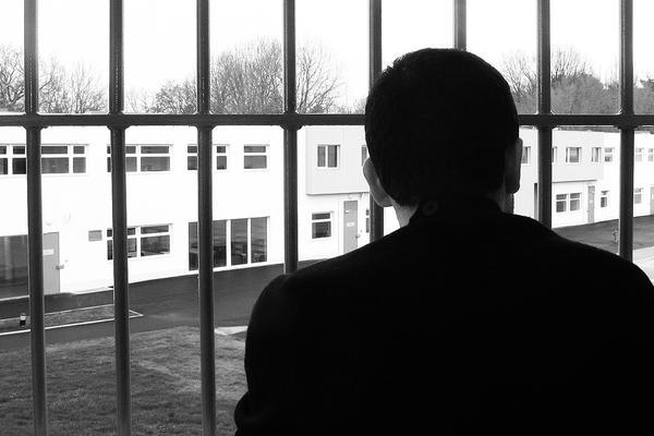 Mann ser ut av fengsel