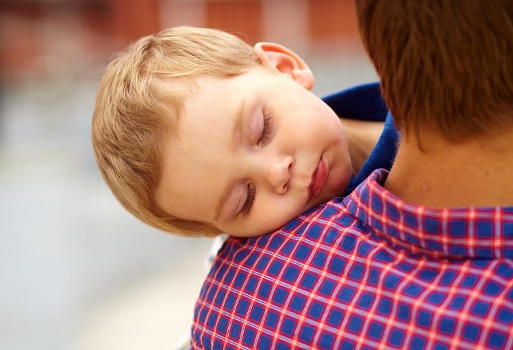 Barn som sover på far sin skulder