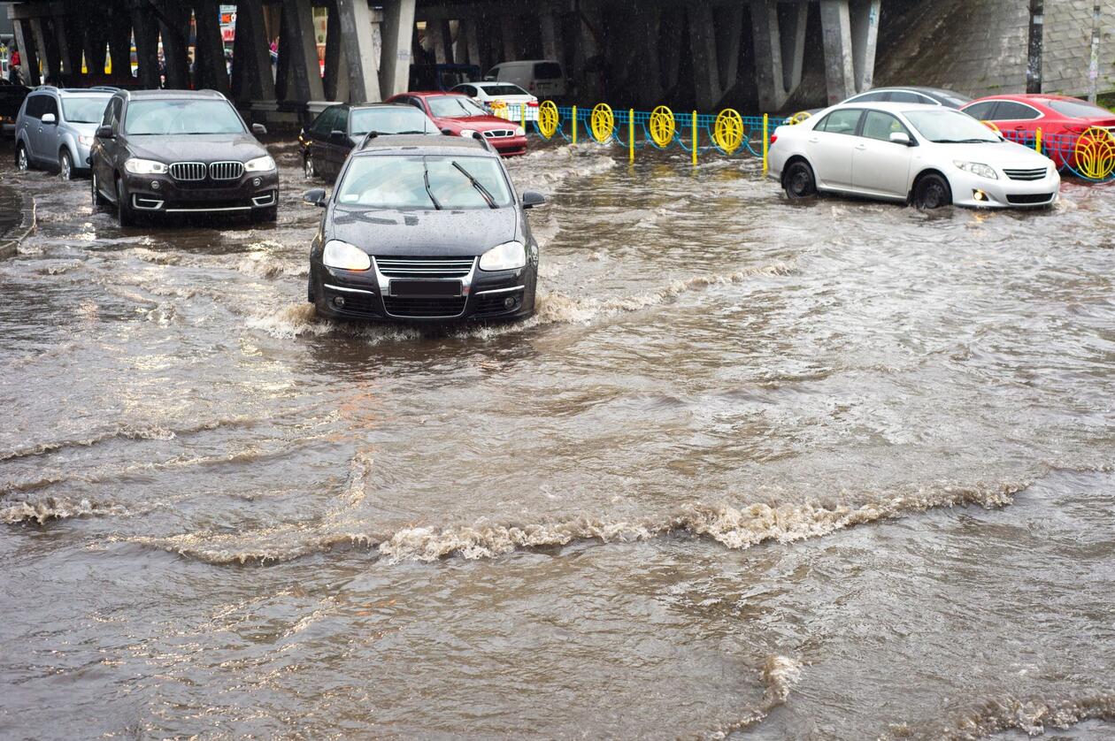 Biler som kjører på oversvømt vei.