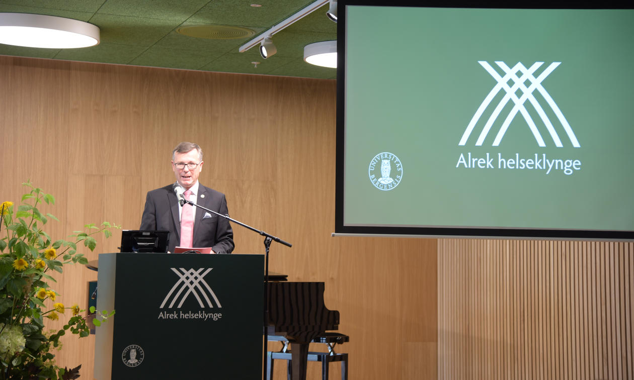 Dag Rune Olsen åpner Alrek-overrekkelse.