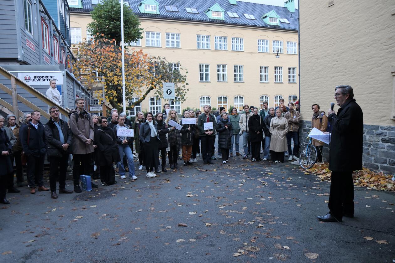 Dekan ved KMD, Frode Thorsen, under demonstrasjonen torsdag.