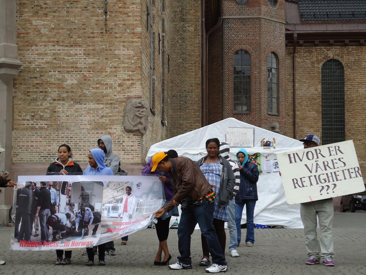 Flyktninger demonstrerer utenfor Oslo domkirke