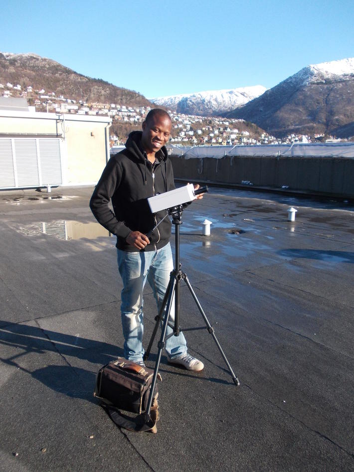 Dennis på taket med utstyr