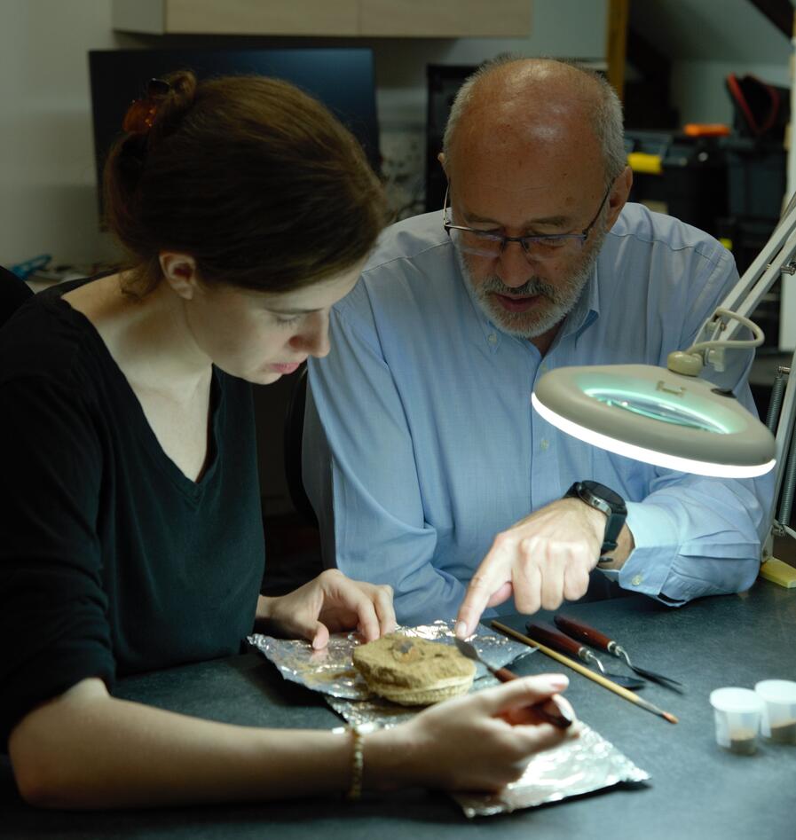 Image showing Francesco d'Errico with student Jasmin Culey looking at ochre 