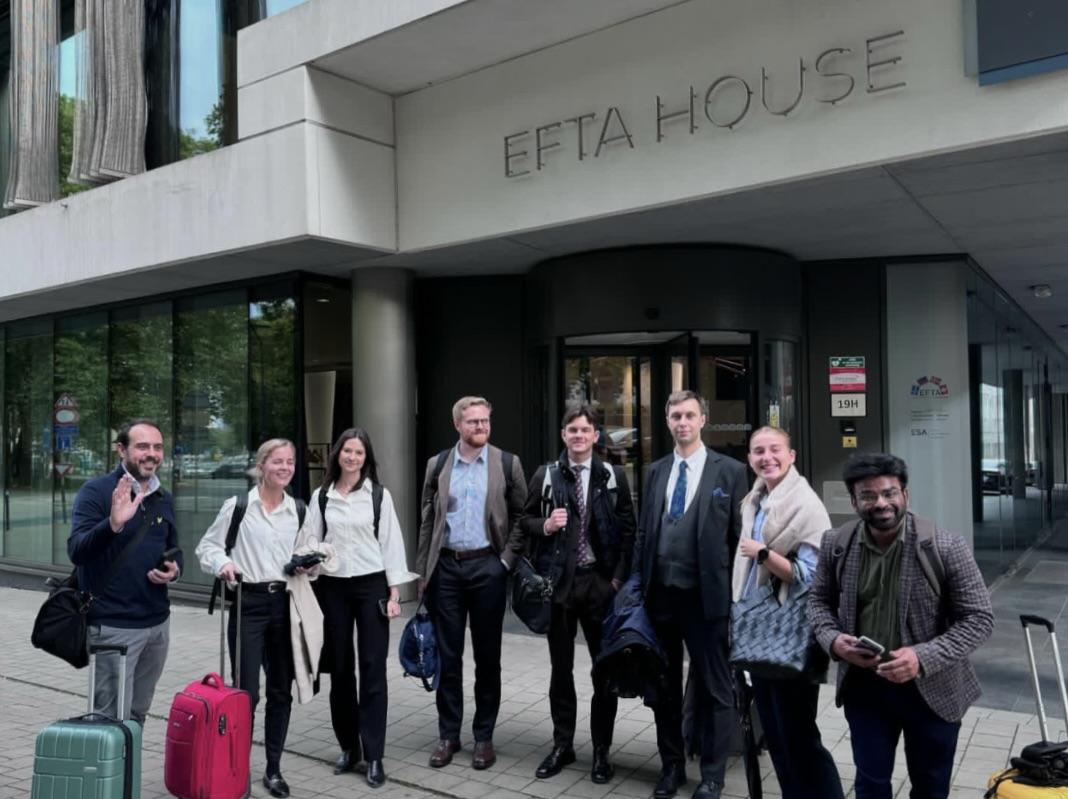 Forskergruppen utenfor ESA