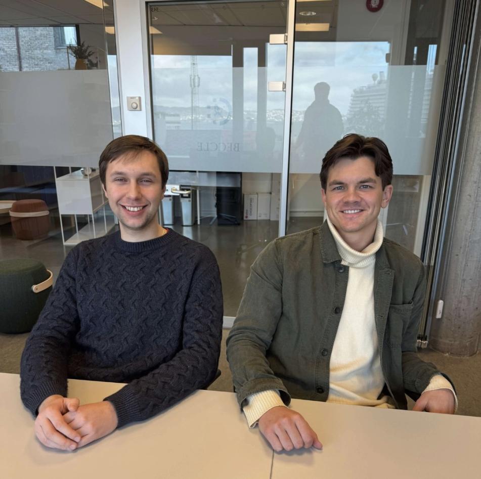 Bilde av to studenter som skriver stor master