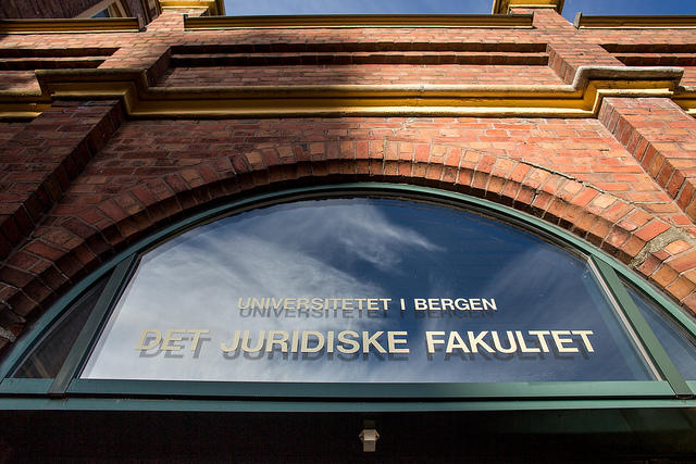 Bile av inngangen til Det juridiske fakultet