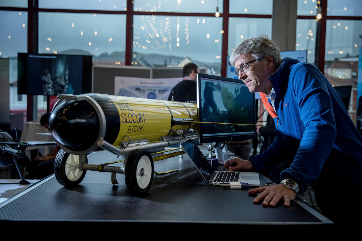Senioringeniør Idar Hessevik ved Geofysisk institutt sammen med en glider – undersjøiske droner til bruk i datainnsamling.