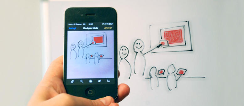 Illustrasjonsfoto: Et mobilkamera fotograferer tegninger på en tavle