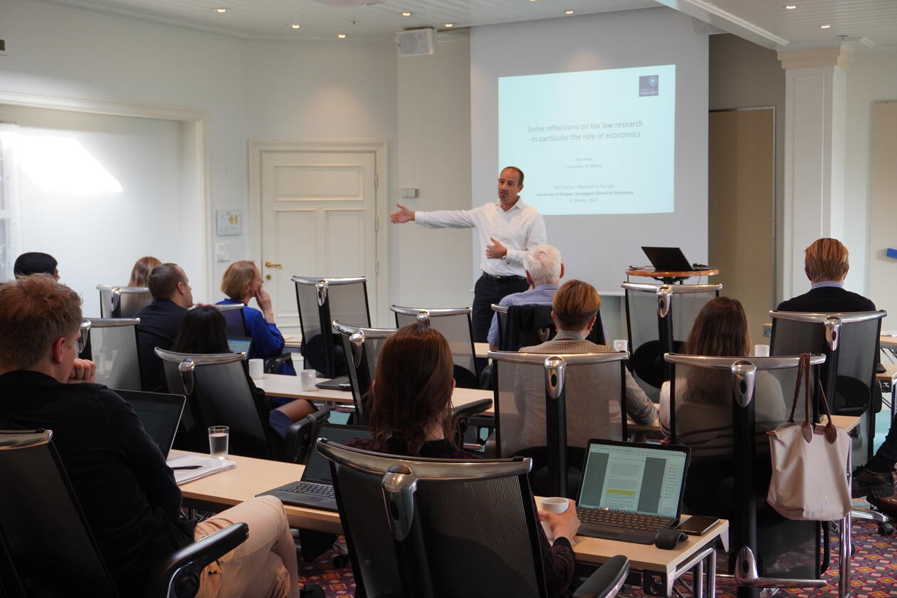 Bilde av Professor John Vella som presenterer under seminaret.