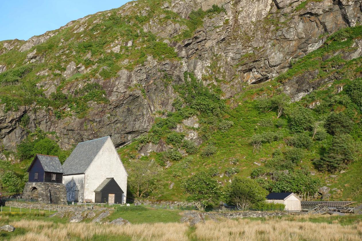 Bornihelleren på Kinn ligger oppe i fjellsiden bak kirken