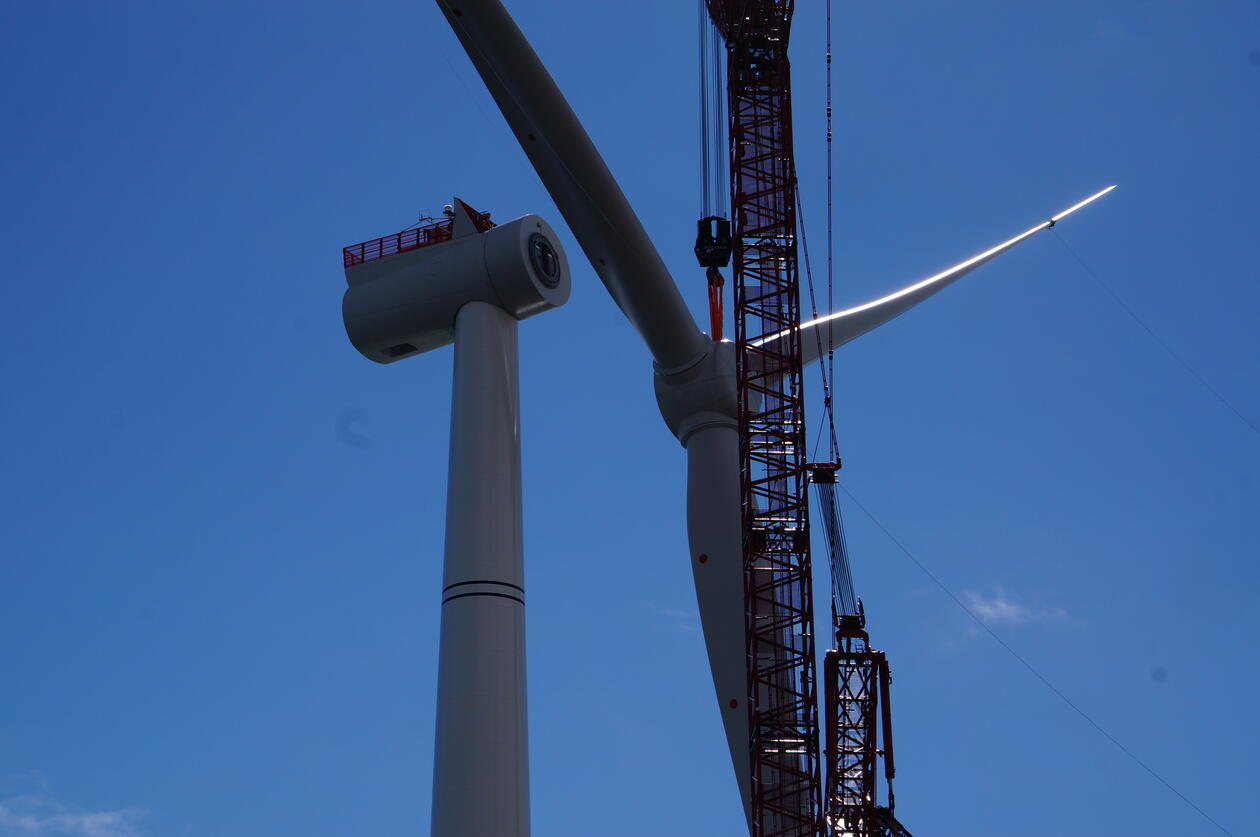 Bilde av montering av vindturbin