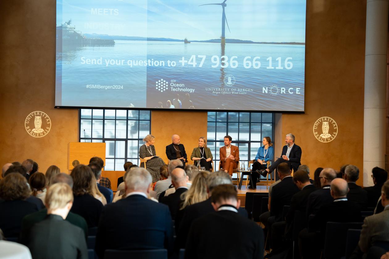 Bilde av SMI-konferansens første paneldebatt med tittelen «Norway as a frontrunner in offshore wind?»