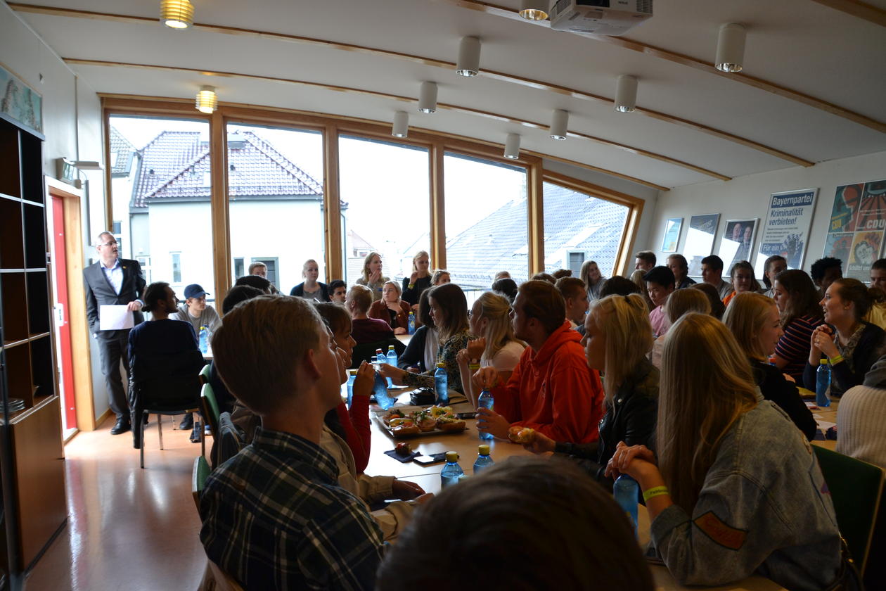 Instituttleder og nye studenter.