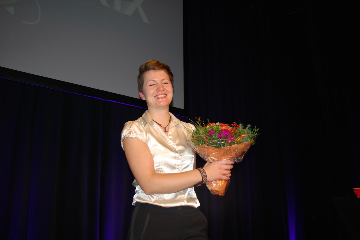 Jane Skjoldi, stipendiat i religionsvitenskap, fikk blomster etter andreplassen i Forsker Grand Prix i Bergen.
