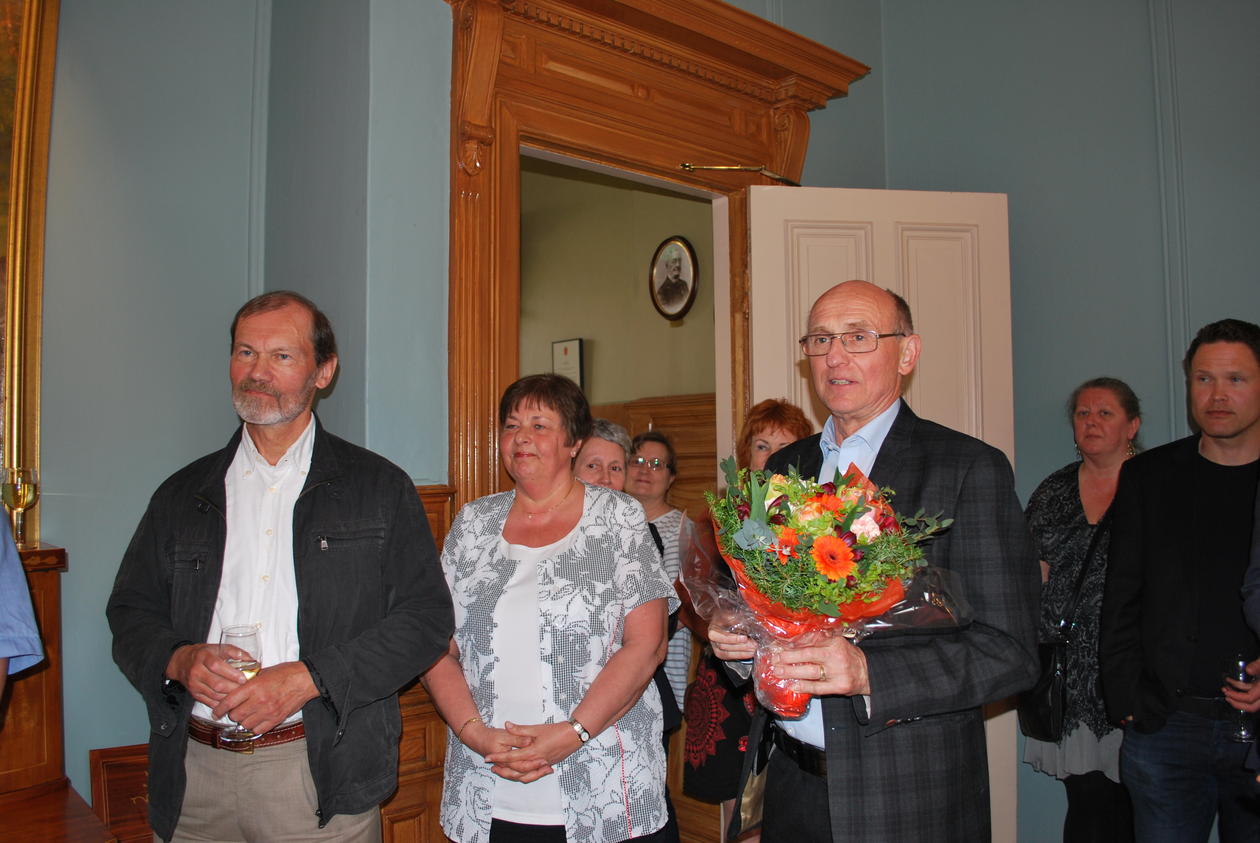 Professor Tore Grønlie med blomsterbukett under mottakelsen i Knut Fægris hus.