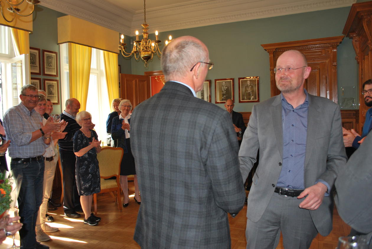 Instituttleder Jan Heiret takker Grønlie for lang og tro tjeneste. 