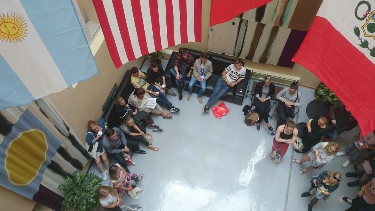 Faddergrupper på omvising på Institutt for samanliknande politikk