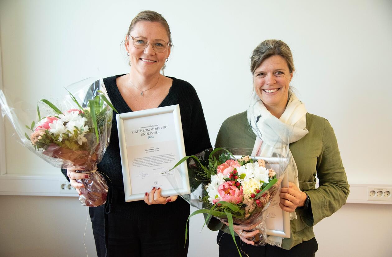 Monika Kvernenes og Ingrid Miljeteig med blomster og diplom
