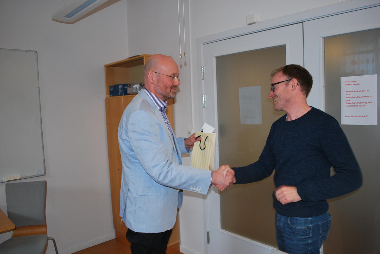 Svein Atle Skålevåg, t.h., ble hedret for sin Bragepris-nomerte bok «Utilregnelighet - En historie om rett og medisin.»