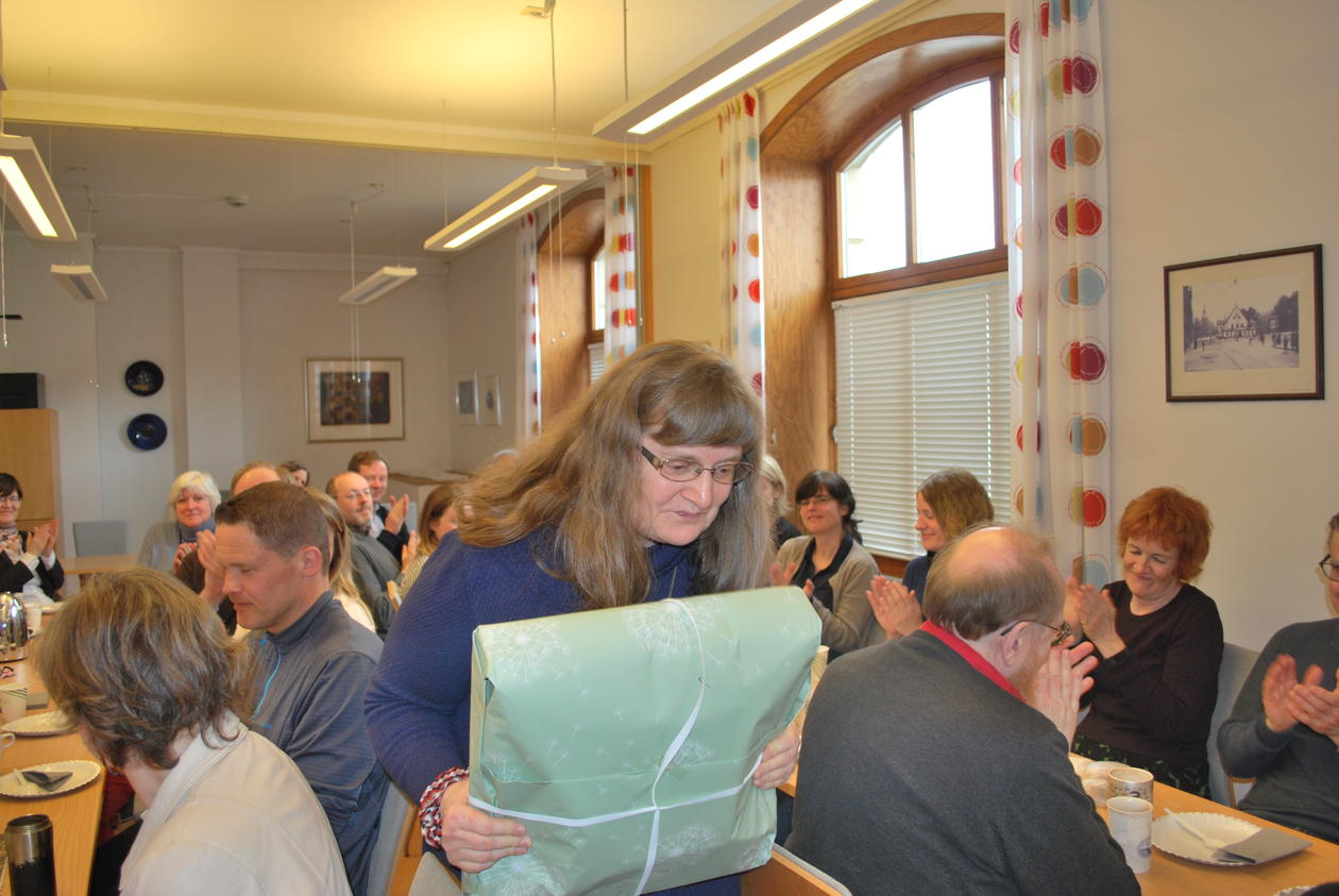 Professor Inger Elisabeth Haavet, som nylig fylte 60 år, ble fortjent hedret med presang og applaus.