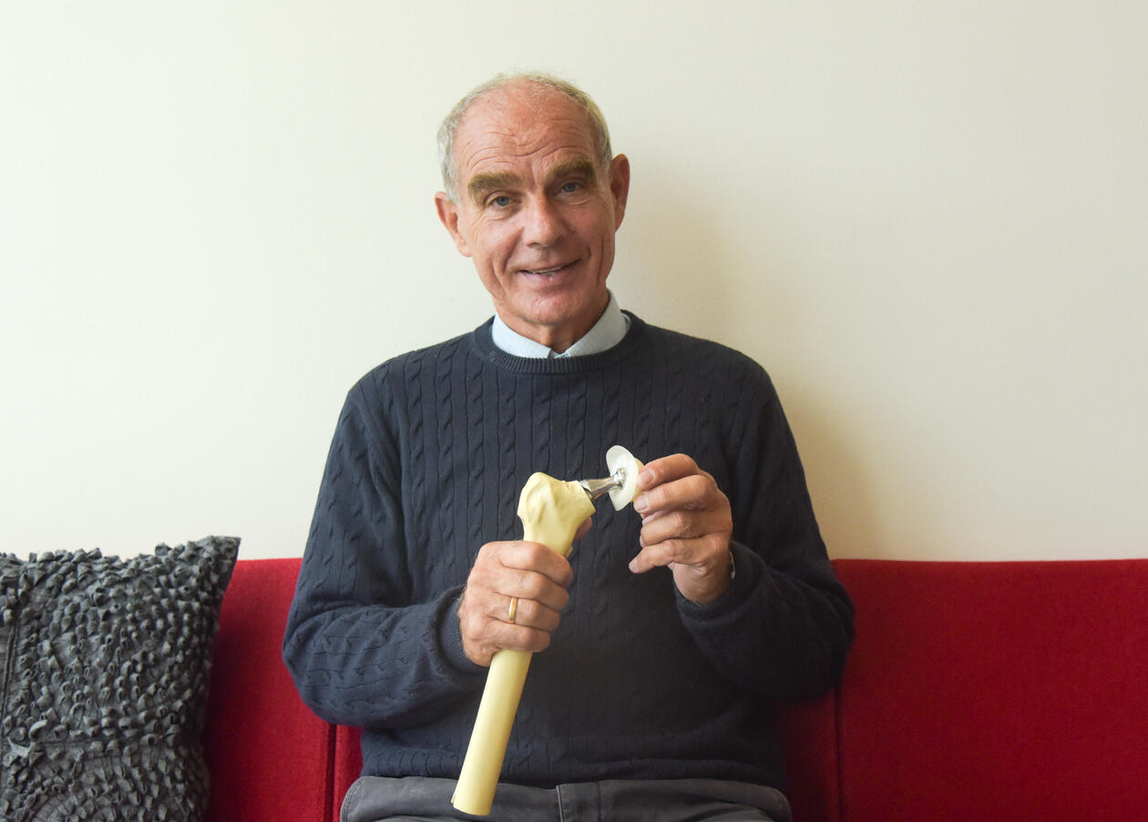 Lars Engesæter holder en hofteprotese