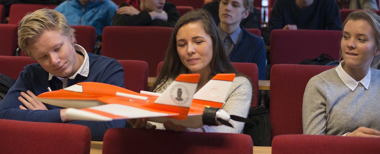 Elever besøker Geofysisk institutt