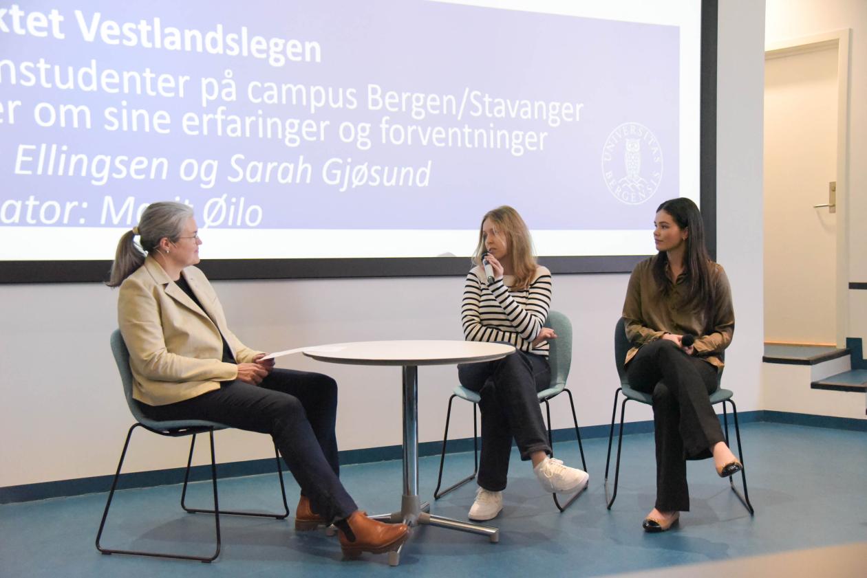 Marit Øilo snakker med studenter på podiet