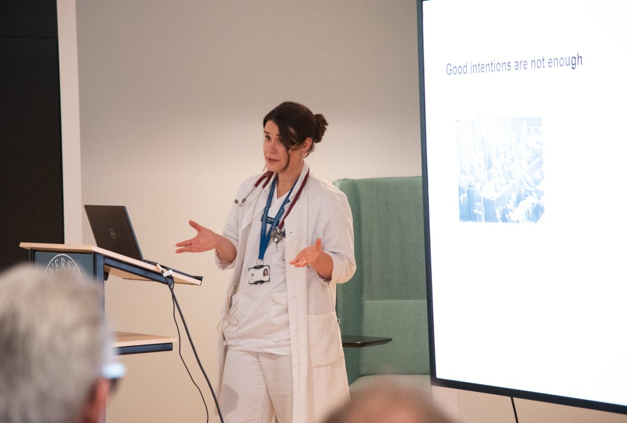 Helga Midtbø på scenen