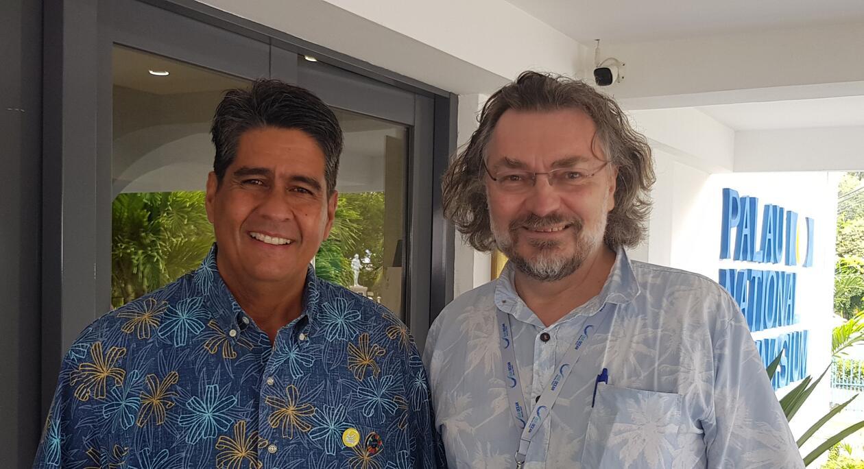 Edvard Hviding uttrykker UiBs takknemlighet for invitasjon til Our Ocean overfor Palaus president Surangel S. Whipps Jr.