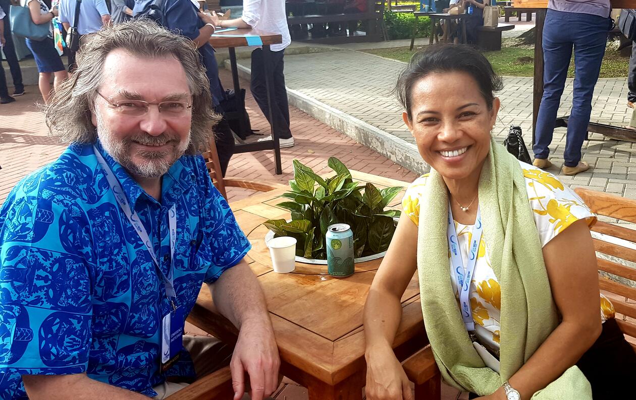 Edvard Hviding diskuterte bærekraftsmålene med Charlene Mersai, Palaus nasjonale miljøkoordinator. 