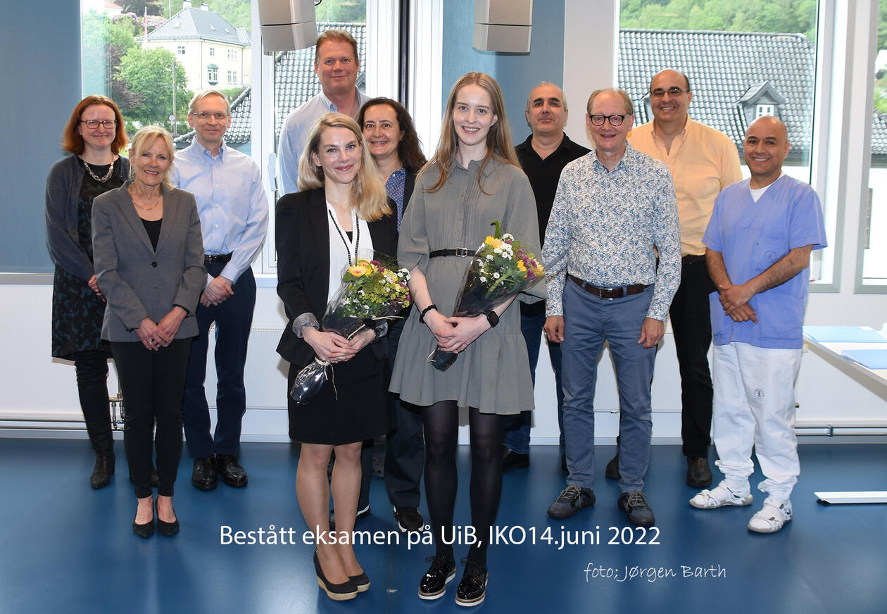 Foran: De 2 nye spesialistene Ida G. Fostad og Iselin Marie Tostrup. Bak fra venstre: Else Fredriksen, Anne Nordrehaug Åstrøm, Keijo Luukko, Stein Atle Llie, Maria Mavragana, Kawa Alzahawi, Timo Peltomaki,  Dimitri Xenakis og Oscar Rodrigo Rojas Rocha