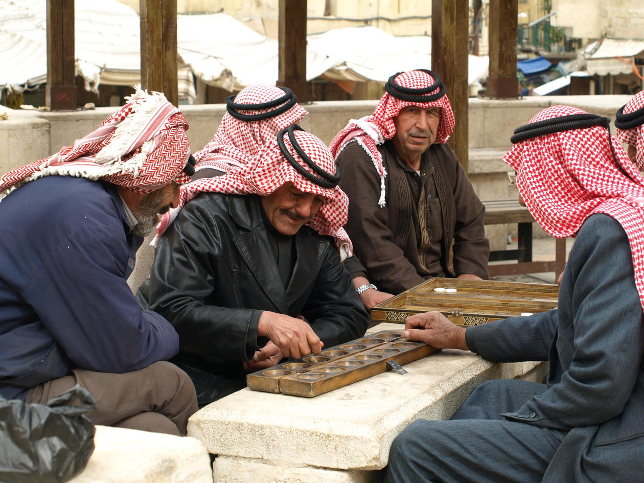 Beduinmenn spiller brettspill på torget i Salt, Jordan