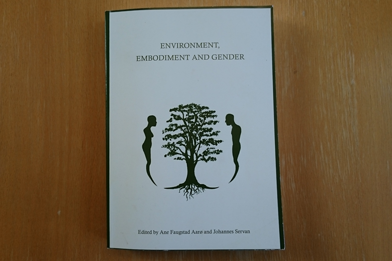 Bilde av bokomslaget (silutett av tre med rot i midten med en mann på ene siden og en kvinne på andre)