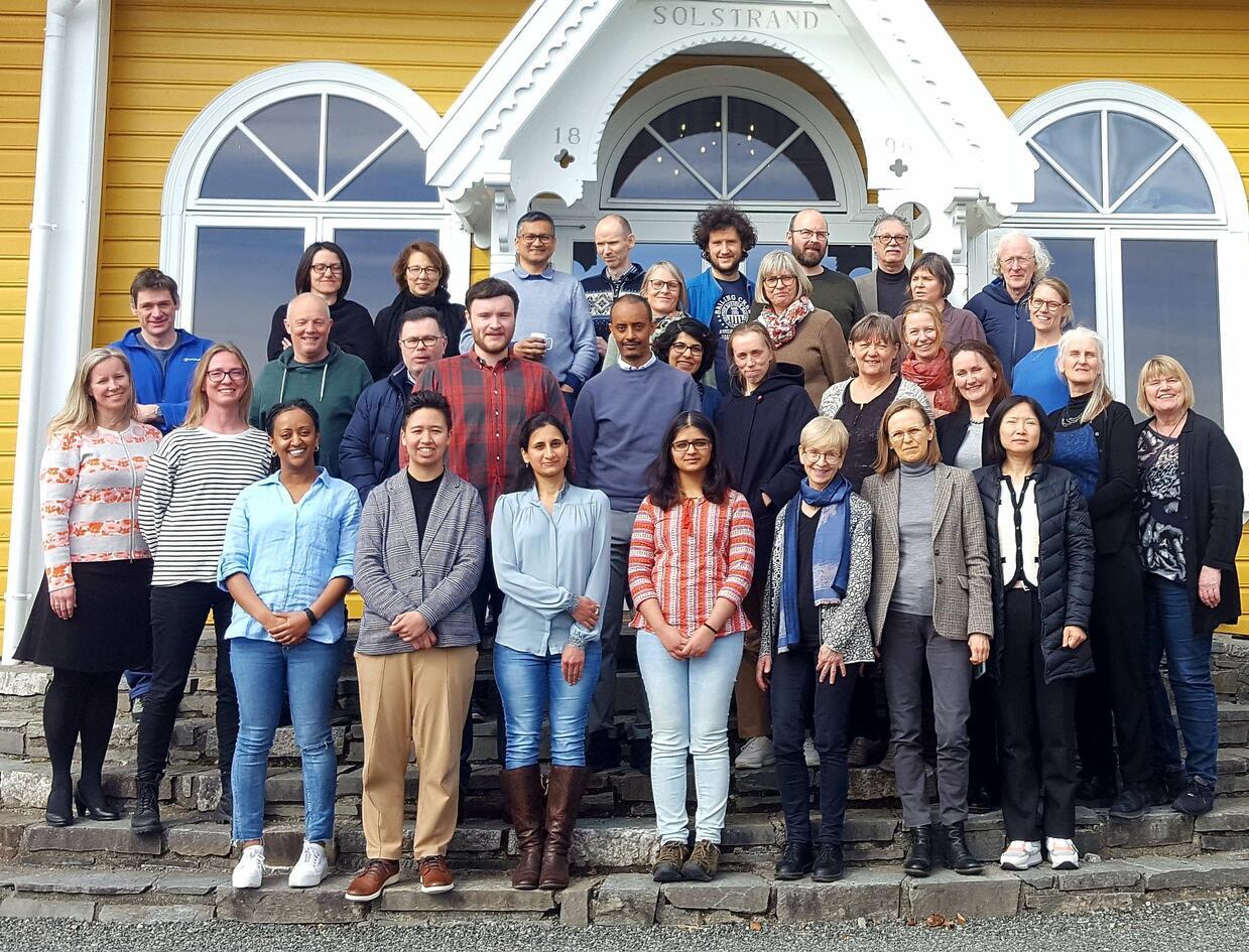 Gruppebilde av EPISTAT-ansatte i 2022. Bildet ble tatt på Solstrand. 